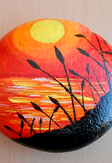 Творческие занятия в Холмогорской библиотеке им. М. В. Ломоносова. Камни-сувениры: роспись природными мотивами