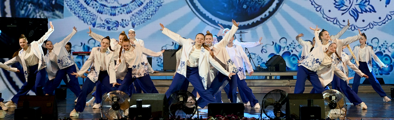 Фото афиши Сквозь время под софитами.