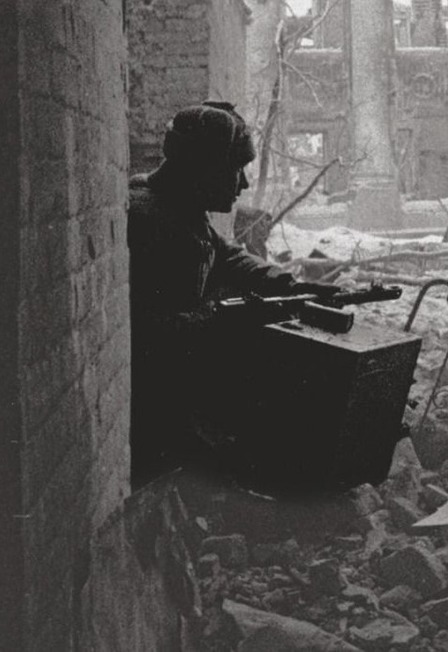 Постер события Живые и мертвые. Солдатами не рождаются..