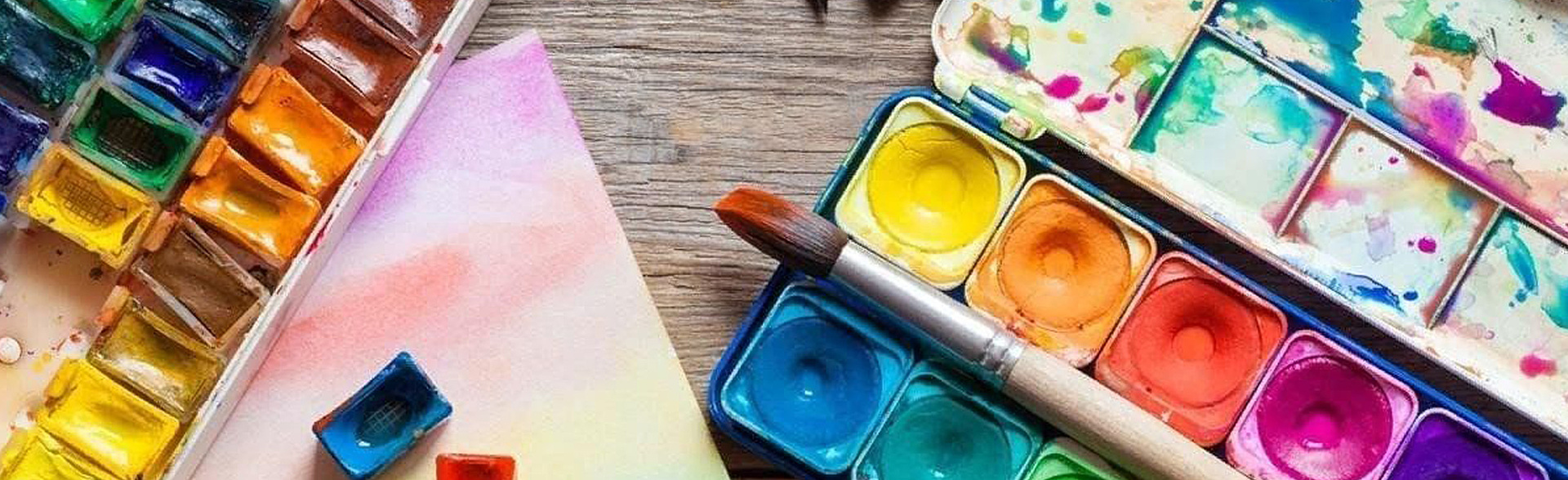 Акварельные краски являются хорошим средством для рисования. Краски Акварельные. Акварель краски. Акварельные краски и кисти. Краски на столе.