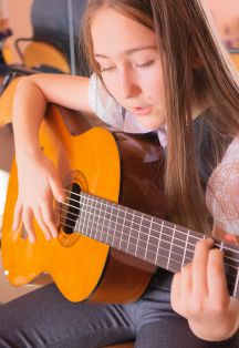 Фото афиши Индивидуальное занятие с ребенком в студии игры на гитаре Волшебные струны