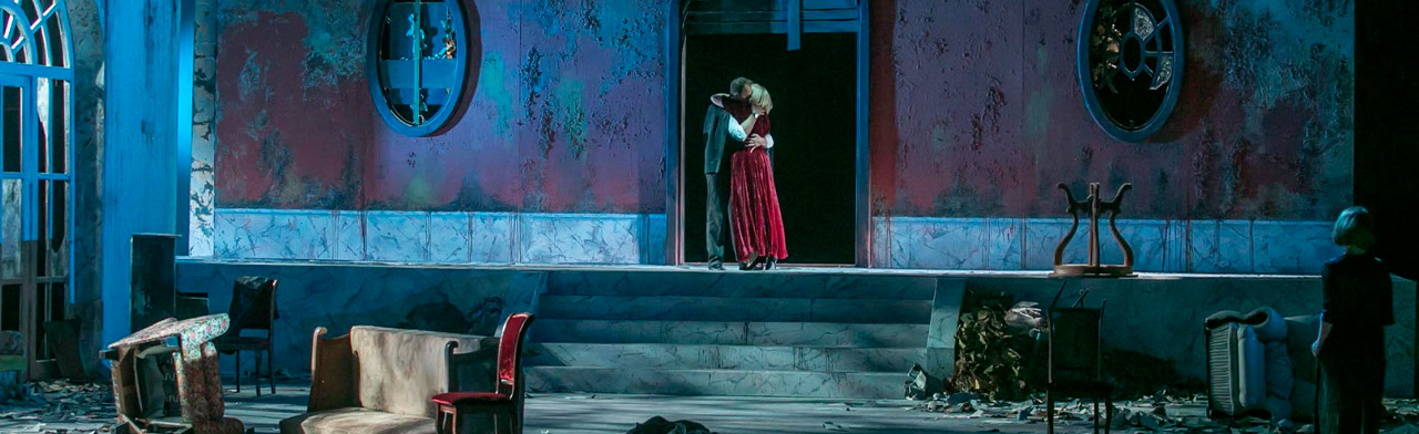 Фото афиши La Traviata.