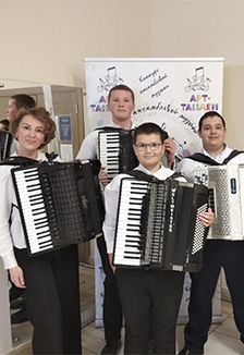 И звучит гармоника