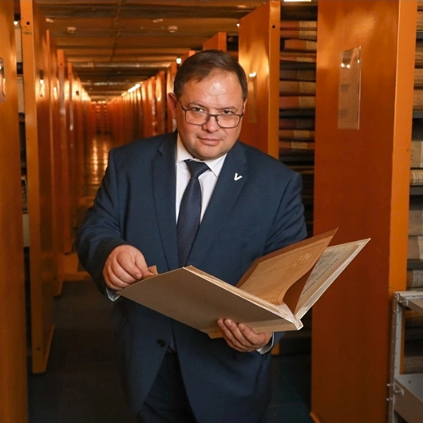 https://cdn.kassir.ru/msk/person/5c6eec40c150328f2b958f49fd259172.jpg