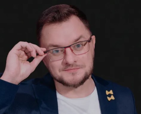 https://cdn.kassir.ru/msk/person/6fbff2a2758ff7fadc644d1c57526016.jpg