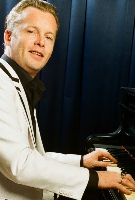 Денис Мажуков (фортепиано) и его бэнд. 
