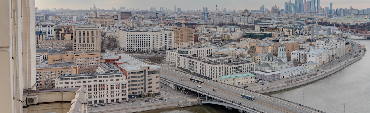 Экскурсия с посещением квартиры в центральном подъезде здания
