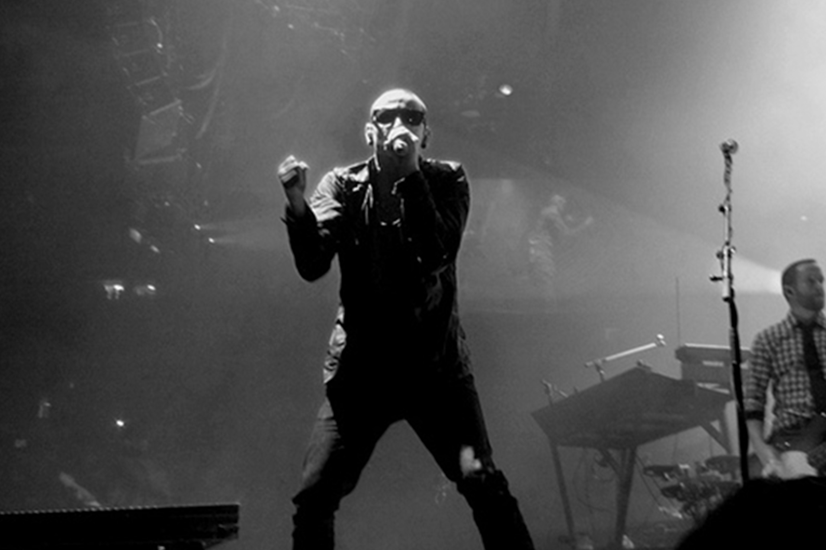 Фото афиши Linkin Park в исполнении оркестра.