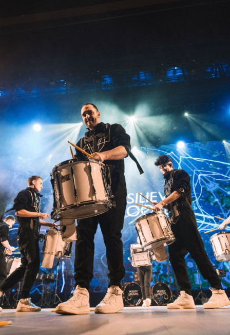 Постер Ритм в большом городе: Барабанное шоу Vasiliev Groove в Нижнем Новгороде