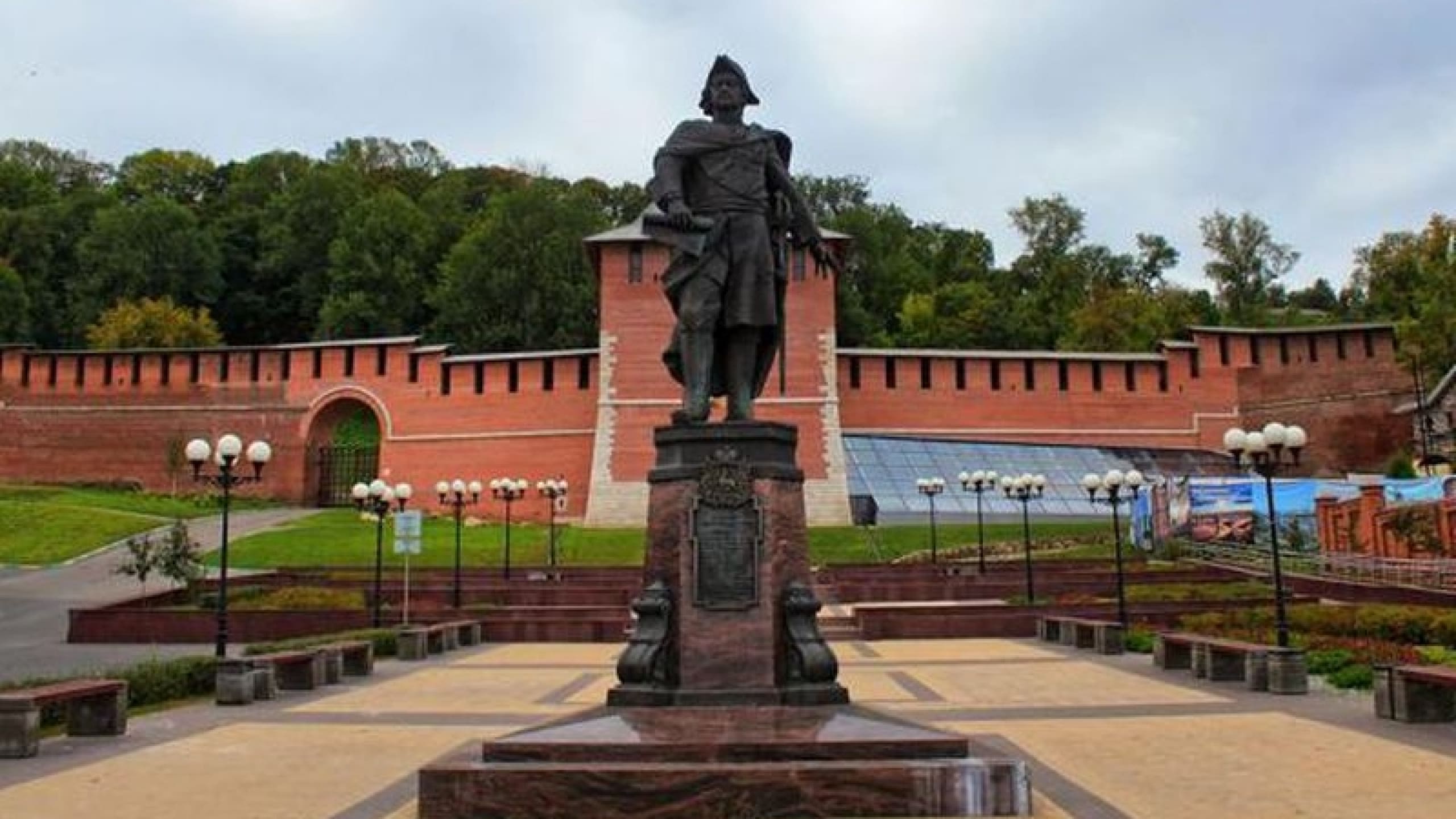 Фото афиши Место сбора: Зачатьевская башня, памятник Петру I.