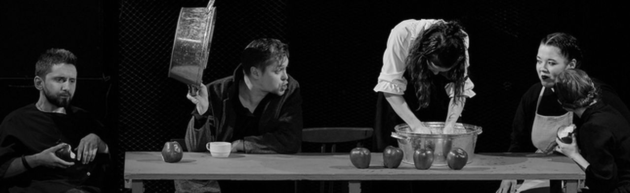 Жігіттің құлағы шынтағына дейін