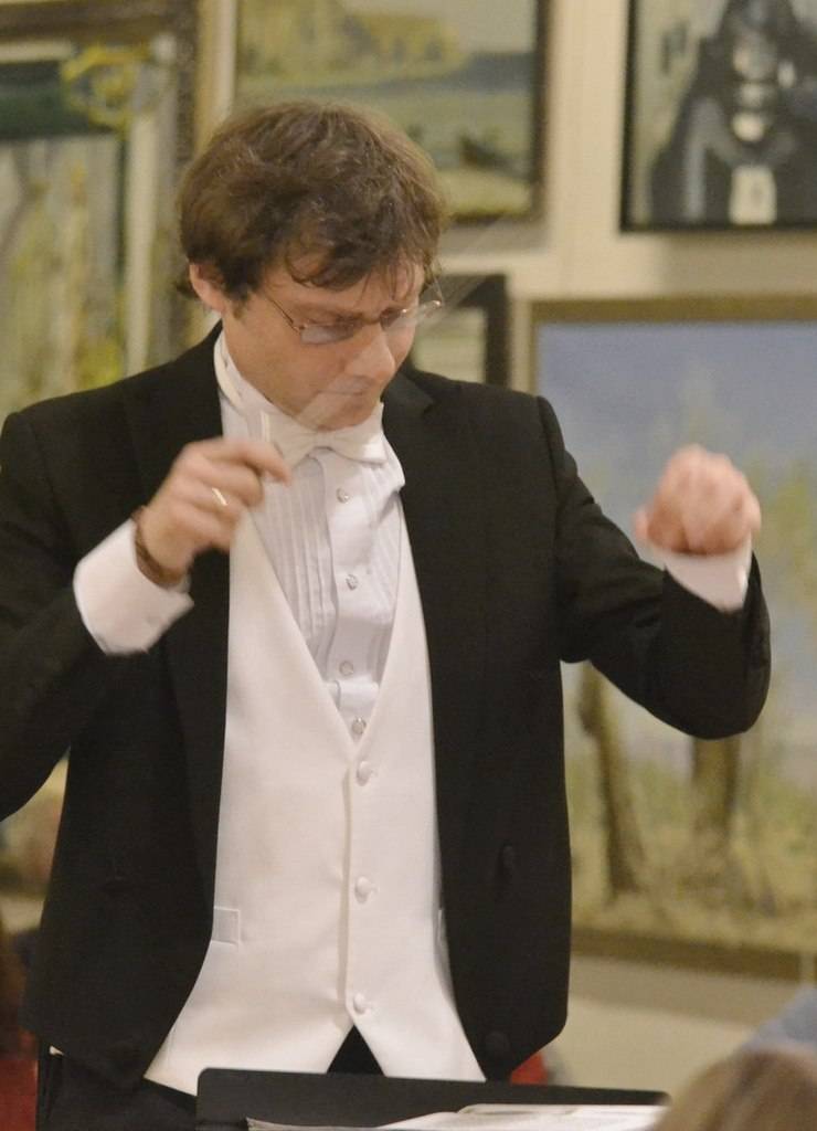 orkestr dirizher Pavel Oparovski concert v Dome Shrodera.jpg
