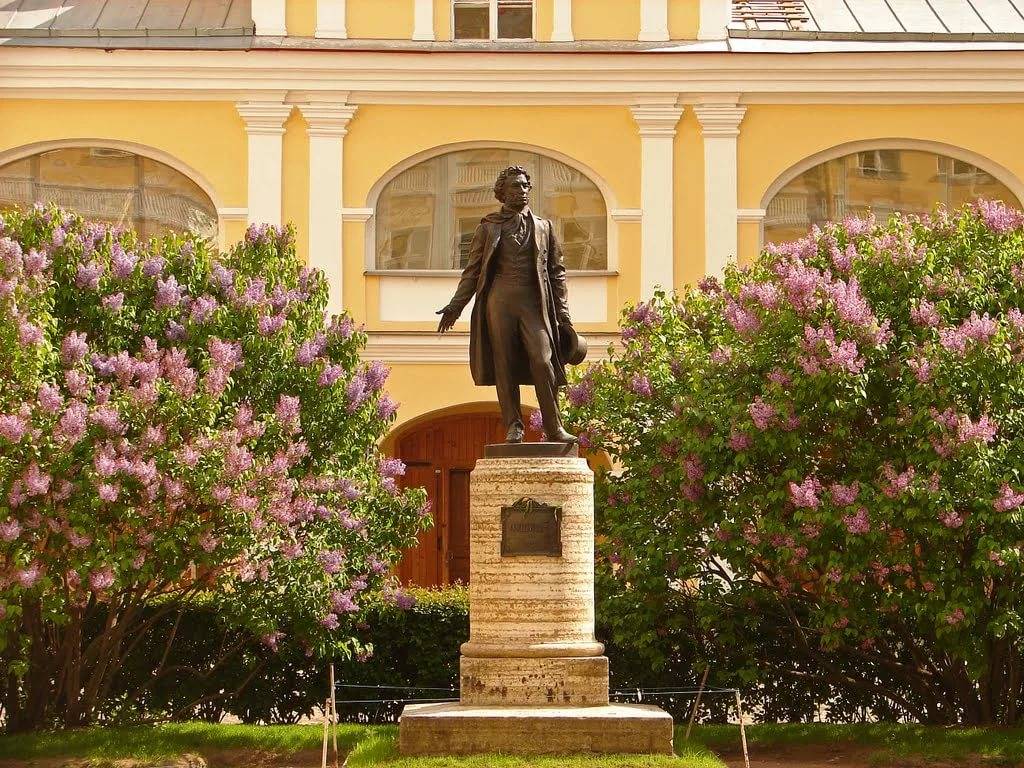 Музей-квартира а.С. Пушкина двор.jpg