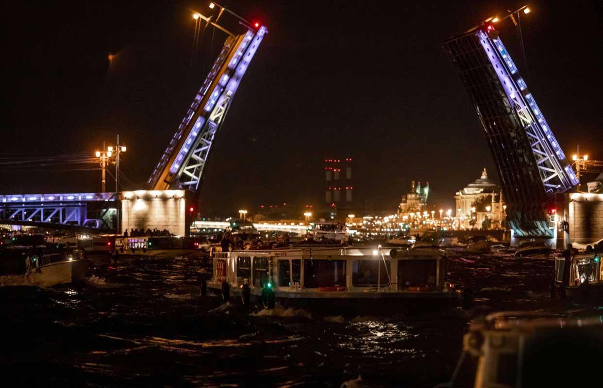 Разводные мосты - ночная прогулка по рекам и каналам к Дворцовому и Троицкому мостам — Причал на набережной реки Фонтанки, 71 — афиша Санкт-Петербург