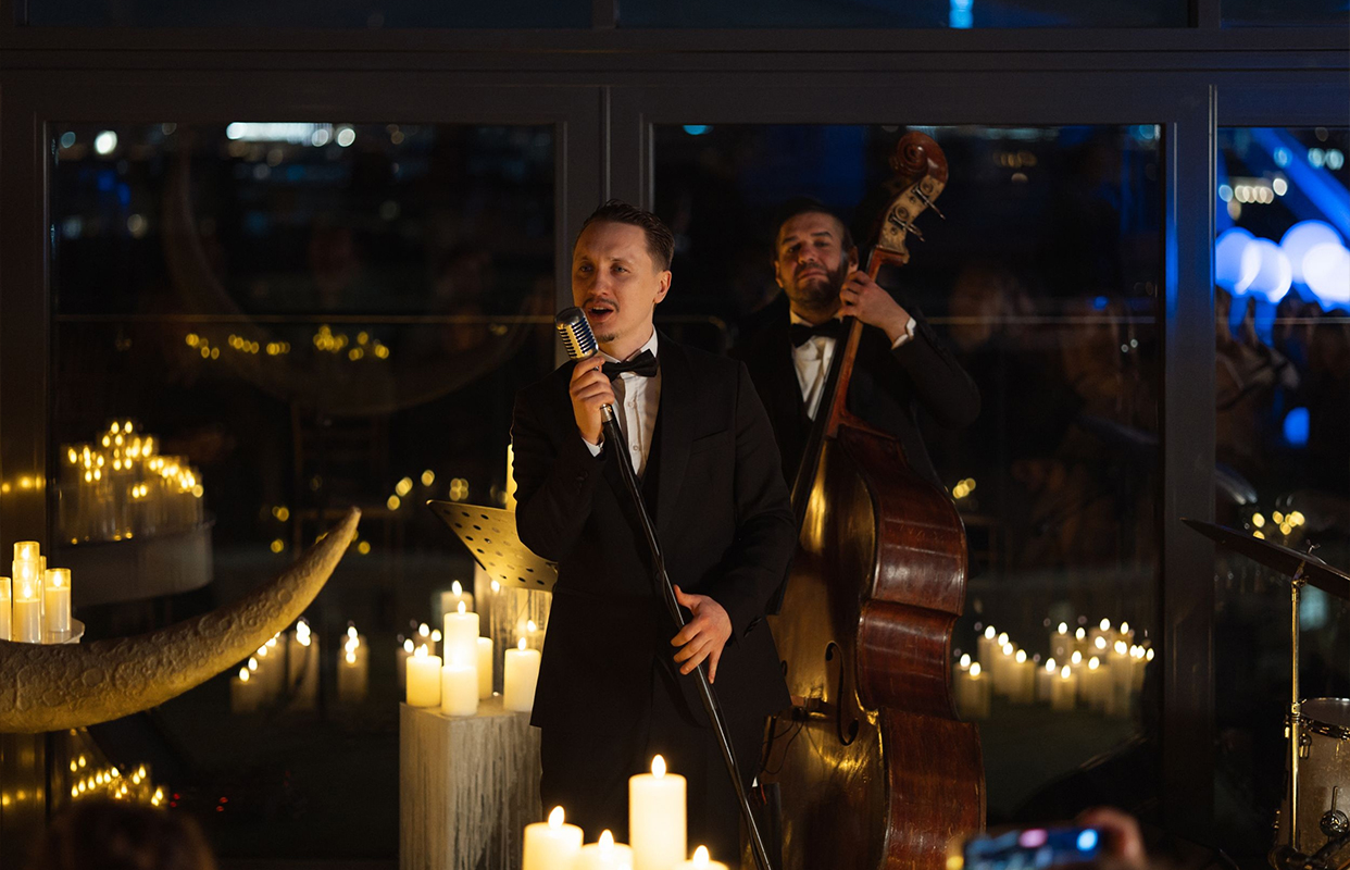 Концерт-ужин при свечах «FRANK SINATRA. Christmas songs» — Ресторан «Над облаками» — афиша Санкт-Петербург