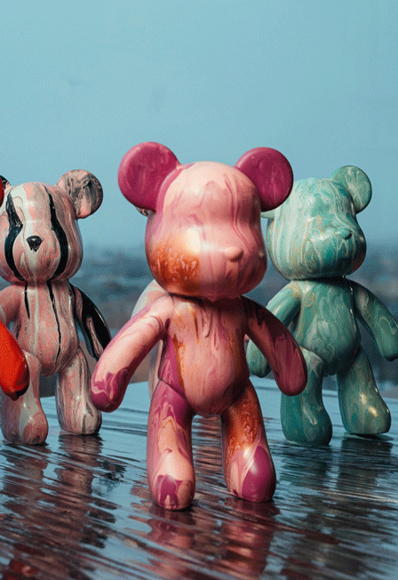 Роспись мишки Bearbricks в технике флюид-арт с видом на Неву