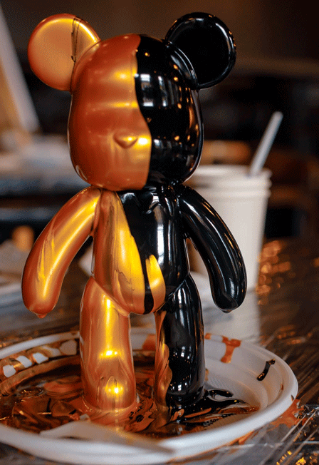 Роспись мишки Bearbricks в технике флюид-арт в ресторане "Большая кухня"