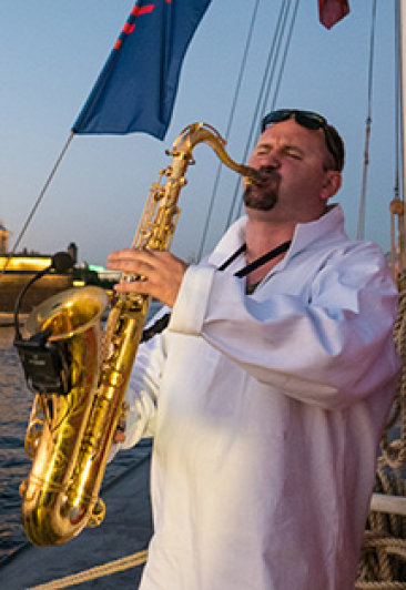 Романтический круиз под разводными мостами "GOLDEN SAX" с программой: ДАРЮ ТЕБЕ ЛЮБОВЬ, фото