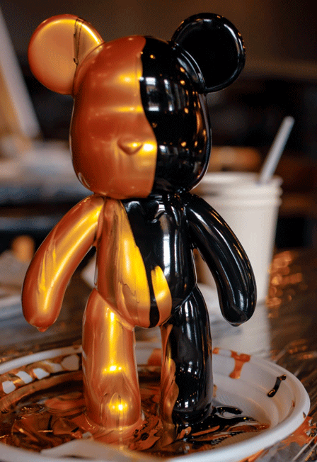 Роспись мишки Bearbricks в технике флюид-арт в ресторане Tillander