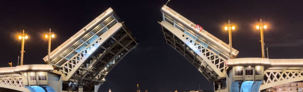 Четыре разводных моста на катере Фото афиши Четыре разводных моста на катере.