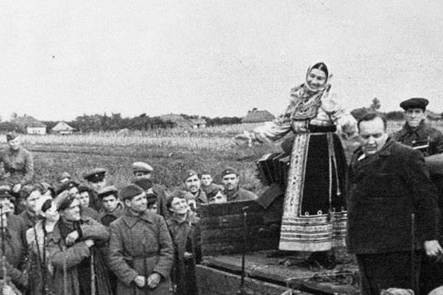 По дорогам артистических фронтовых бригад. Концерт-воспоминание Фото афиши По дорогам артистических фронтовых бригад. Концерт-воспоминание.