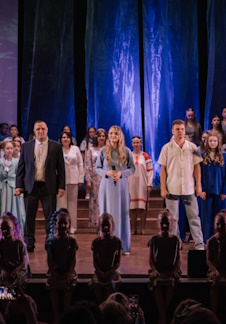 Женщина, окрылённая весной