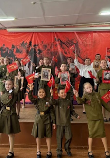 Поём военные песни вместе!