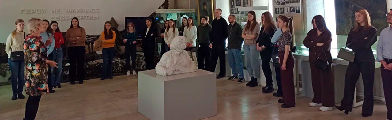 Юность опалённая войной: Сборная экскурсия по историко-мемориальной выставке «Во имя тебя, Родина!» Фото афиши Юность опалённая войной: Сборная экскурсия по историко-мемориальной выставке «Во имя тебя, Родина!».