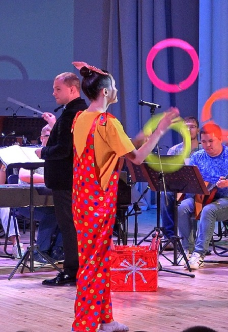 Девочка на шаре